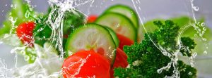 Verduras salpicadas con agua