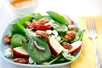 ensalada de espinacas, manzanas,queso de cabra y vinagre