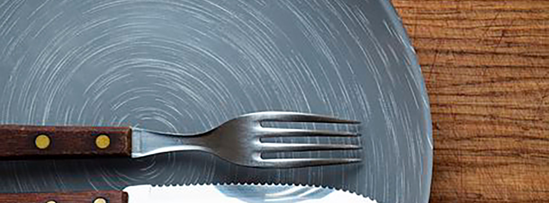 Tenedor y cuchillo sobre un plato azul