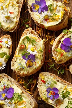 canapes con flores comestibles