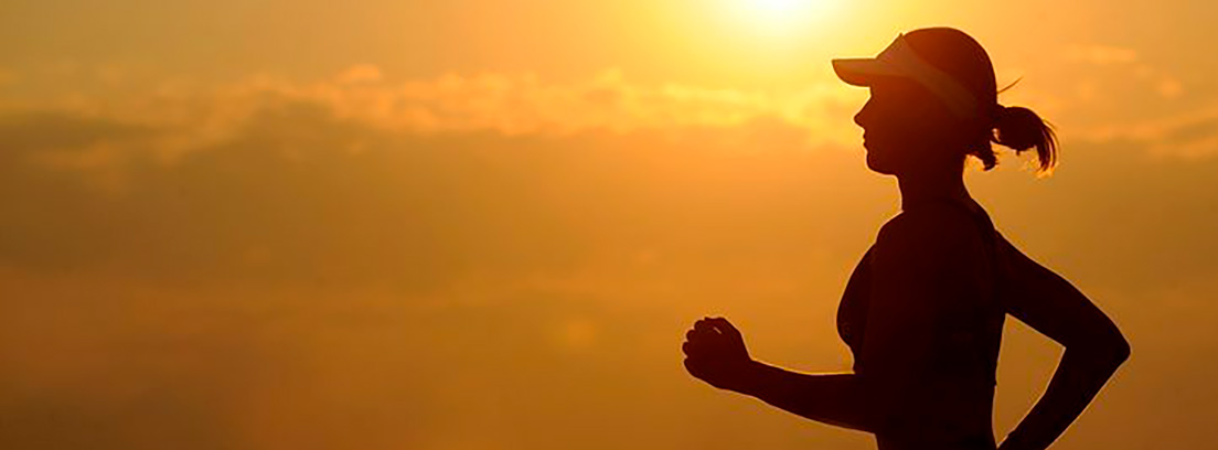 Mujer corriendo en la puesta de sol