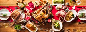 Mesa con platos típicos de Navidad