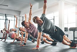 chicos y chicas en el gimnasio haciendo ejercicio