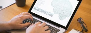 Pantalla de ordenador con las letras "Neuromarketing"