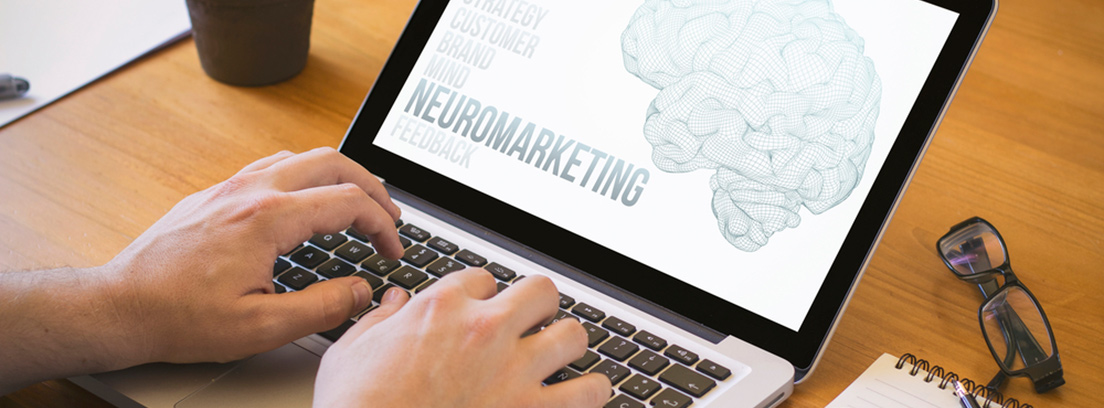 Pantalla de ordenador con las letras "Neuromarketing"