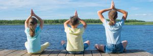 niños practicando mindfulnerss en la playa