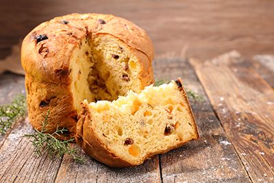 bizcocho panettone sobre mesa de madera