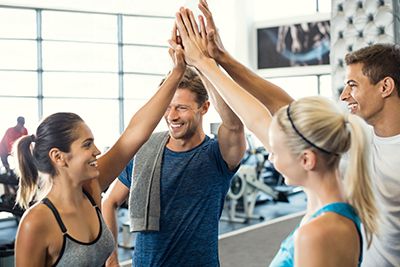 diferentes deportistas en un gimnasio