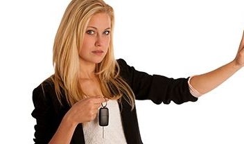 mujer rechazando una copa de vino con las llaves del coche en la mano