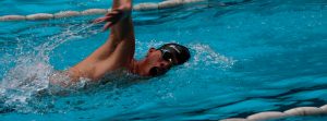 mujer haciendo ejercicios en piscina con unas mancuernas