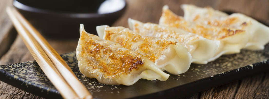 empanadillas japonesas y palillos para comer