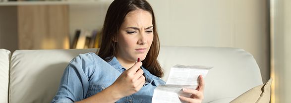 Mujer embarazada leyendo un prospecto antes de tomar un medicamento