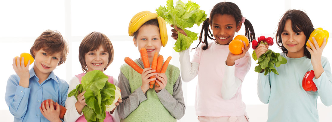 diferentes niños con verduras en las manos
