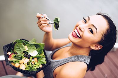 mujer deportista comiendo una ensalada