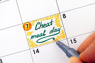 calendario con el día siete remarcado como cheat meal day