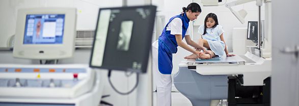 doctora realizando un reconocimiento médico a una niña