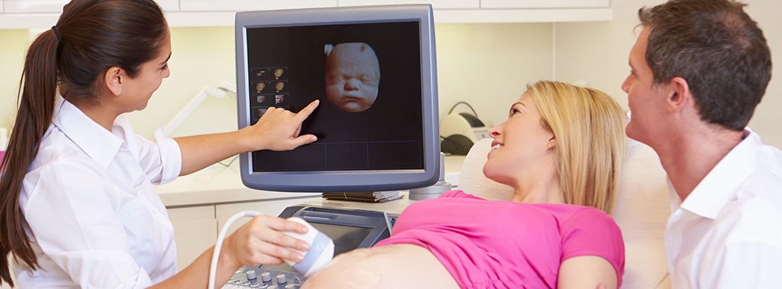 mujer embarazada realizándose una ecografía en 5D