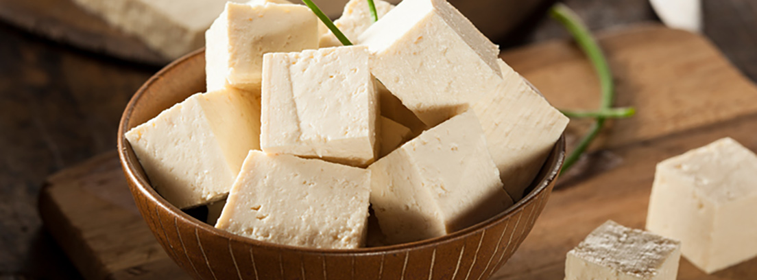 Trozos de tofu en un cuenco metálico