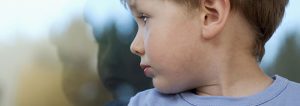 Niño girando el cuello y con el músculo esternocleidomastoideo marcado