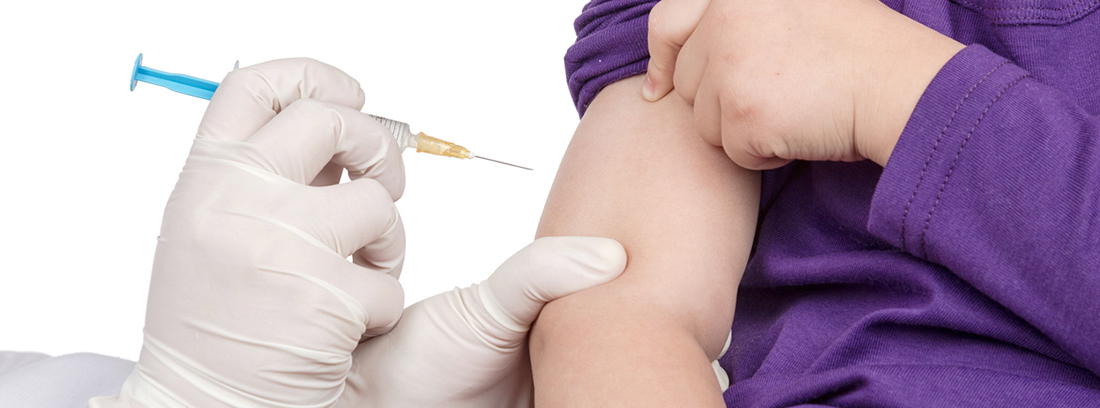 primer plano de una vacuna en el brazo de un niño