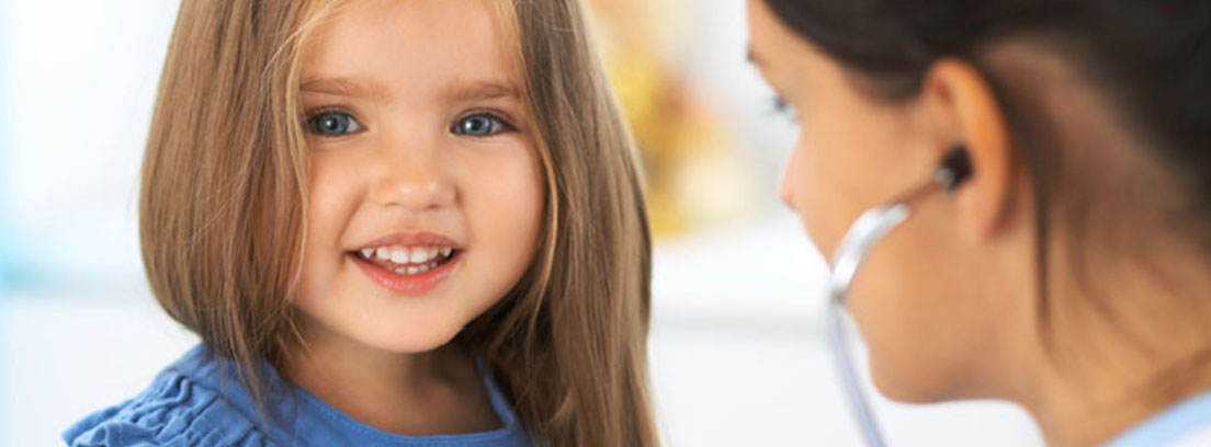 medico oscultando a niña