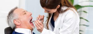 paciente en dentista realizándose una revisión oral