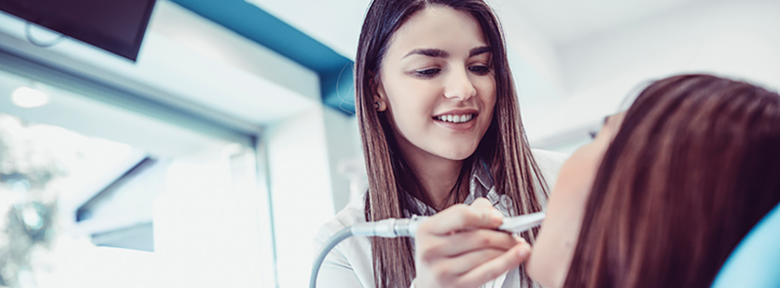 dentista revisando la boca a un paciente