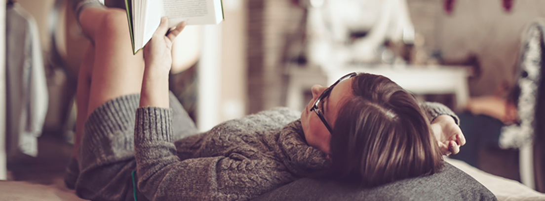 mujer recostada leyendo