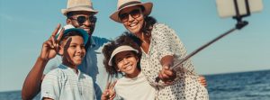 familia de vacaciones haciéndose un selfie en el mar