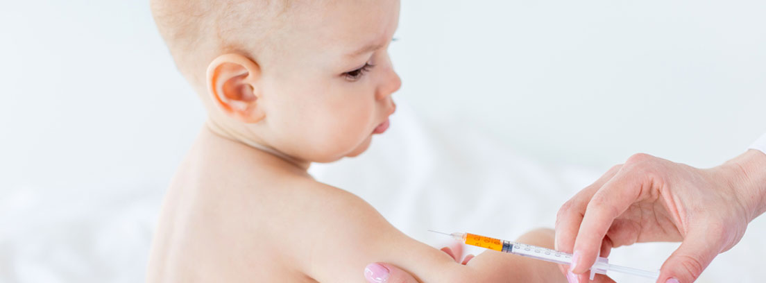 vacunación de un bebé