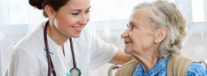 Mujer mayor mirando a una médica joven