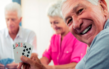 grupo de personas mayores jugando cartas