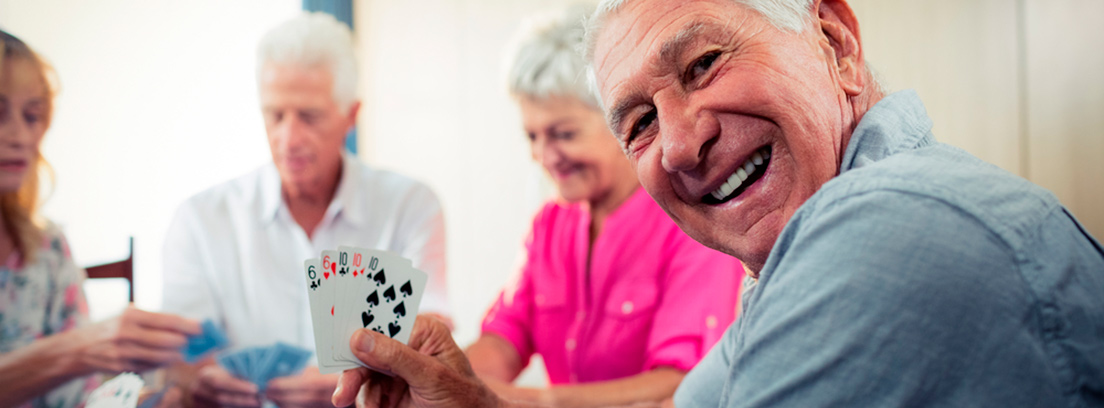 grupo de personas mayores jugando cartas