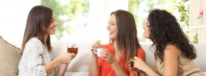 tres mujeres tomando el té