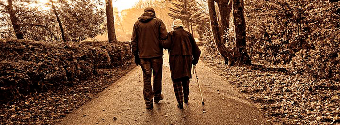 pareja mayor de espaldas caminando