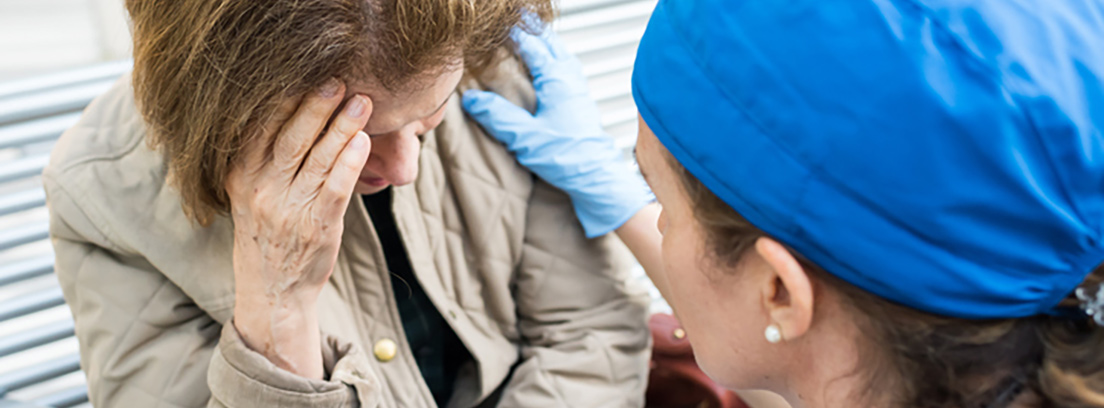 medico con mujer con vertigo