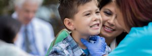 médico revisando la garganta a un niño