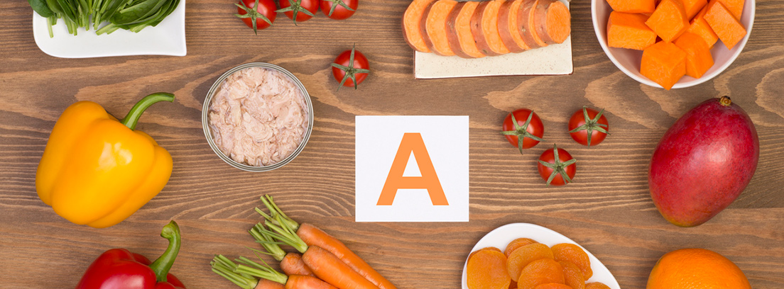 alimentos sobre una mesa con una letra A