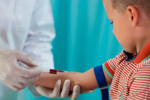 doctor realizando un análisis de sangre a un niño