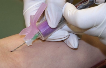 realización de análisis de sangre en brazo