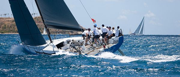 grupo de navegantes en un barco de vela