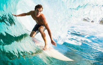 chico practicando surf