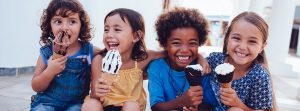 grupo de niñas comiendo un helado de cucurucho