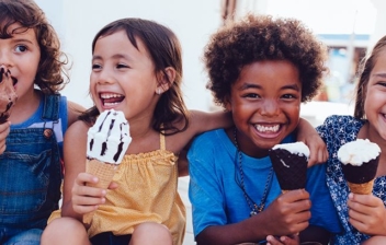 grupo de niñas comiendo un helado de cucurucho