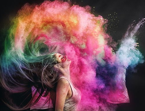 mujer con el pelo de colores en movimiento