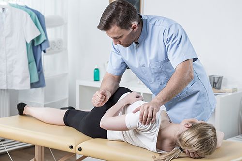 fisioterapeuta realizando un masaje a una paciente