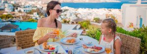 Mujer y niña tomando un desayuno para mantenerse en forma