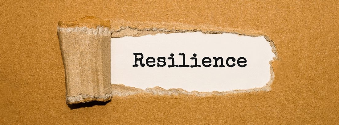 cartón rasgado con la palabra resilience