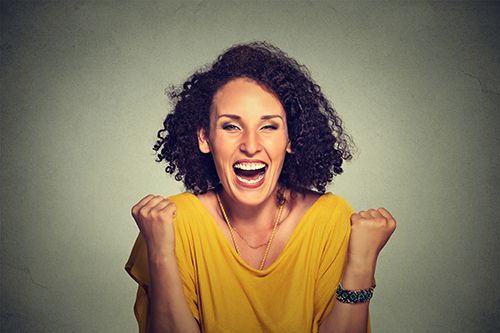 mujer sonriendo euforicamente