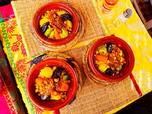 tres cuencos de barro con cuscus, comida marroquí